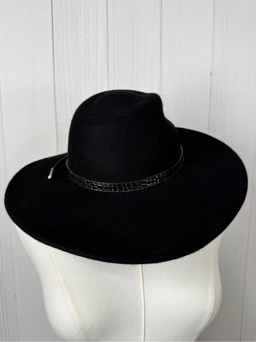 Madden NYC women’s classic black felt western hat